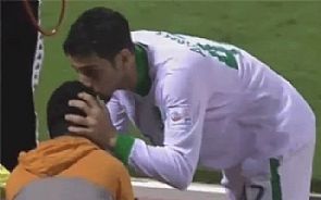 فيديو: لاعب سعودي يوقف ديربي ‘جدة’ ليعتذر لمشجع