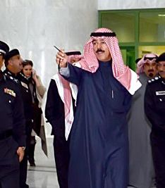 وزير الداخلية يخالف وافد:شاهده يسير بمركبته عكس السير فأمر بإبعاده فورا