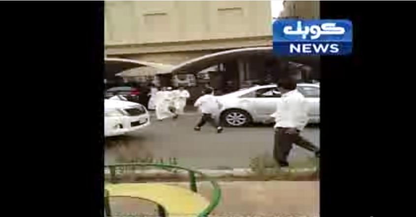 فيديو: هوشة بين طلبة مدارس في منطقة فهد الأحمد