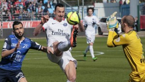 Paris Saint-Germain's Swedish forward Zlatan Ibrahimovic (C) vies with Troyes' French defender Matthieu Saunier (L) and French goalkeeper Matthieu Dreyer (R) during the French Ligue 1 football match between Troyes and Paris Saint-Germain on March 13, 2016 at the Aube Stadium in Troyes. / AFP / JACQUES DEMARTHON        (Photo credit should read JACQUES DEMARTHON/AFP/Getty Images)