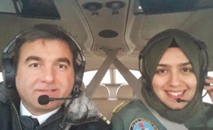 قصة أول محجبة تقود طائرة حربية في تركيا