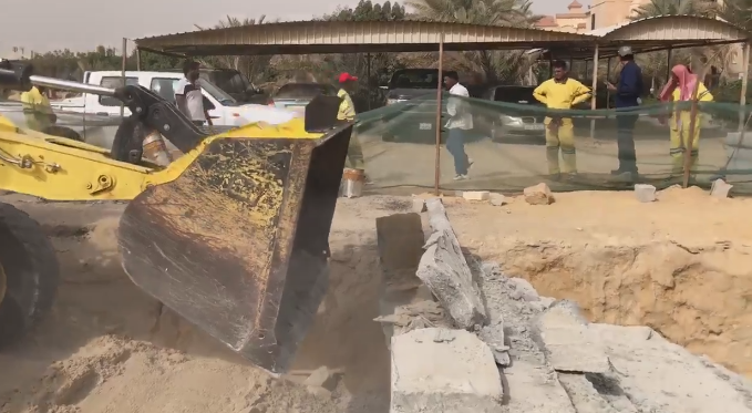 بالڤيديو | جرافات البلدية تزيل تعديات على أملاك الدولة في حولي