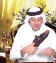 فيديو | مذيع إماراتي يقبل حذاء محمد بن زايد ويدعو كل إماراتي لتقليده