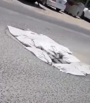 فيديو| “خياش الرمل” بديلاً عن الأسفلت #تطاير_الحصى