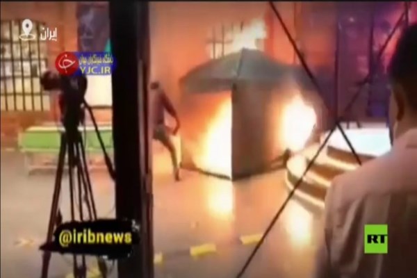 شاهد: اندلاع حريق هائل في استديو قناة إيرانية أثناء تسجيل مسابقة