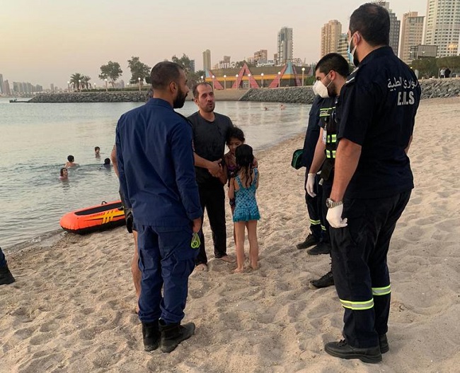 بالفيديو…سرعة استجابة رجال الاطفاء تنقذ فتاة جرفتها التيارات البحرية بالقرب من شاطئ السالمية