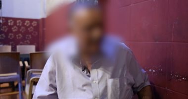 فيديو صادم: #الابن_العاق .. يعذب والده بالماء المغلى ويستولى على ثروته بتحريض من زوجته؟!