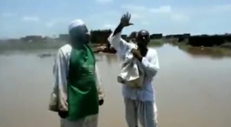 شاهد: سوداني يوجّه رسالة للملك سلمان من وسط الفيضان