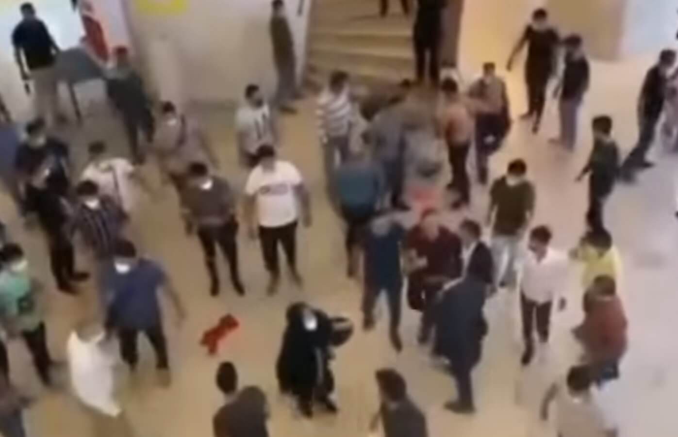 شاهد: مشاجرة بين إيرانيين أمام أحد البنوك للحصول على الدولار