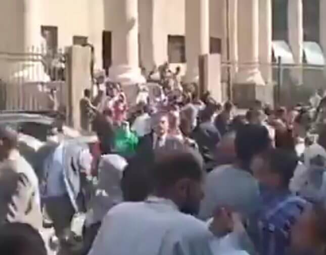 بالفيديو شاهد: لحظة إخلاء محكمة مصرية بعد اشتباه بوجود قنبلة