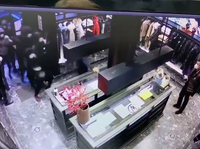 شاهد.. جيش من اللصوص ينفذ أسرع عملية سرقة لمتجر فاخر في باريس خلال 60 ثانية!