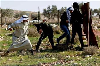 بالفيديو.. مسن فلسطيني يواجه جنود الاحتلال بالمقلاع