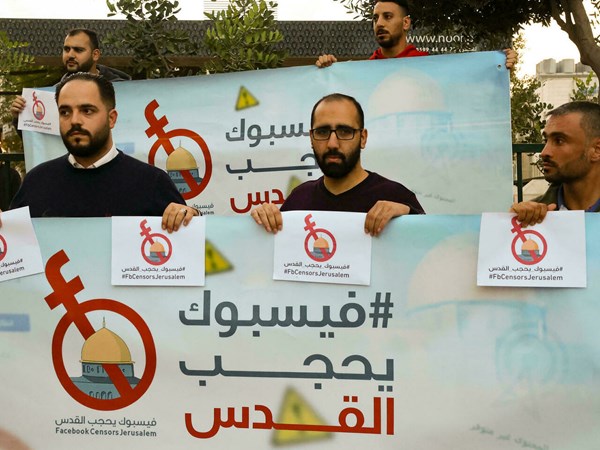 صحافيون فلسطينيون ينفذون حملة ضد “فيسبوك” على خلفية حذف محتوى الكتروني