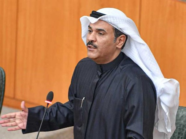 مساعد العارضي يقترح منح الموظف المرافق لمريض “العلاج بالخارج” إجازة تفرغ بمرتب كامل