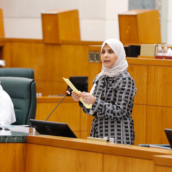 الأمين العام المساعد لقطاع الجلسات بالتكليف أحلام القلاف تقوم بمهام الأمين العام في الجلسة في سابقة برلمانية تحدث لأول مرة بتولي سيدة هذه المهمة