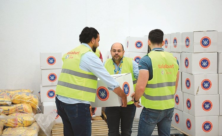 «طلبات» و«الهلال الأحمر» وزعتا السلال الغذائية الرمضانية