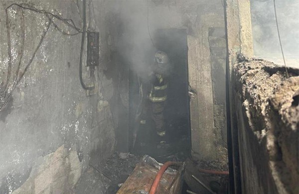 فرق الإطفاء سيطرت على حريق بيت عربي في منطقة جليب الشيوخ