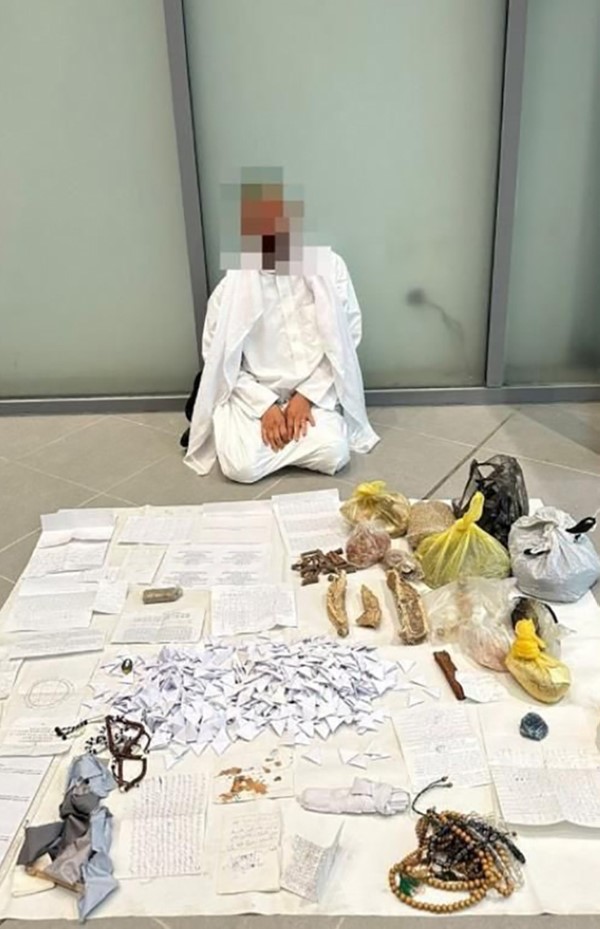 «الداخلية»: ضبط مقيم «أفريقي» بتهمة النصب والاحتيال عن طريق إيهام ضحاياه بممارسة أعمال السحر والشعوذة