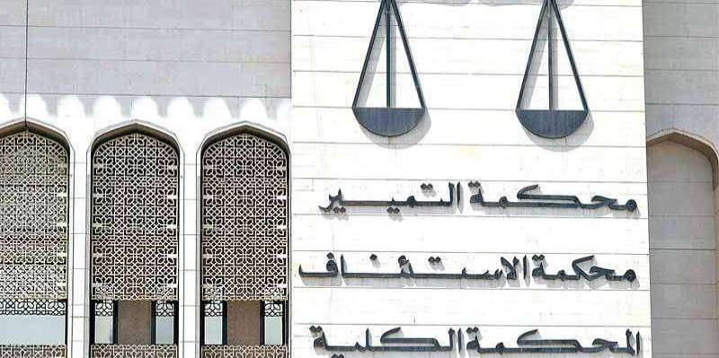 ضبط مستهتر بعد صعقه 3 مرات وكسر زجاج مركبته في الوفرة